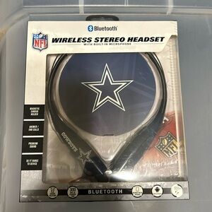 Wireless stereo headset with built-in microphone
